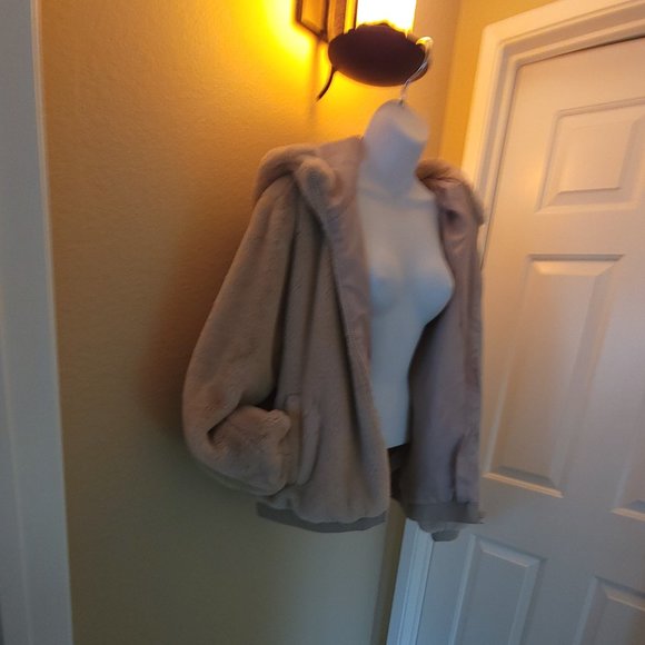 Blanc Noir   sheered faux furJacket  Super soft  NWOT 🤍🤍🤍🤍🤍✨ - Picture 3 of 13